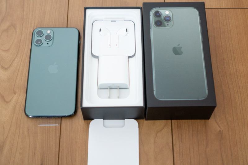 さらにめくるとイヤホンと充電器が登場
