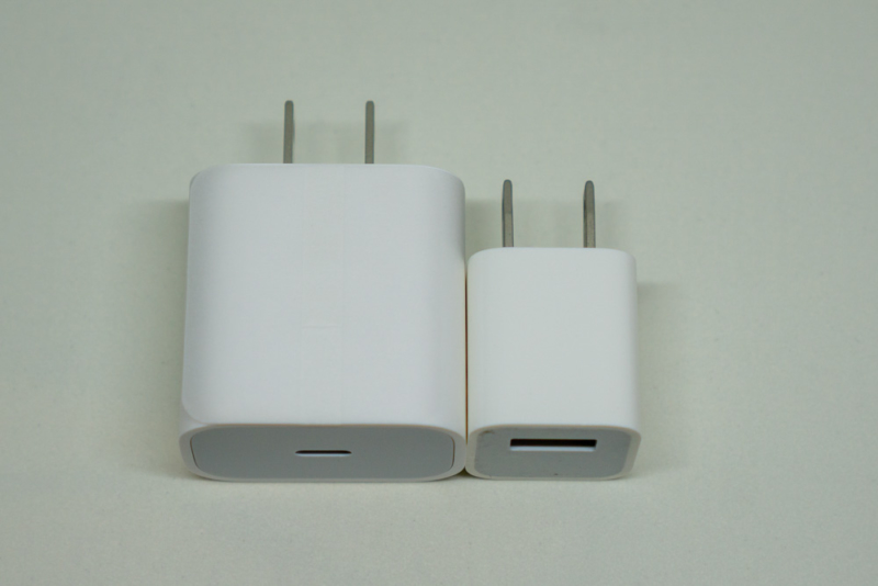 左:18W USB-C電源アダプタ左:5W USB電源アダプタ