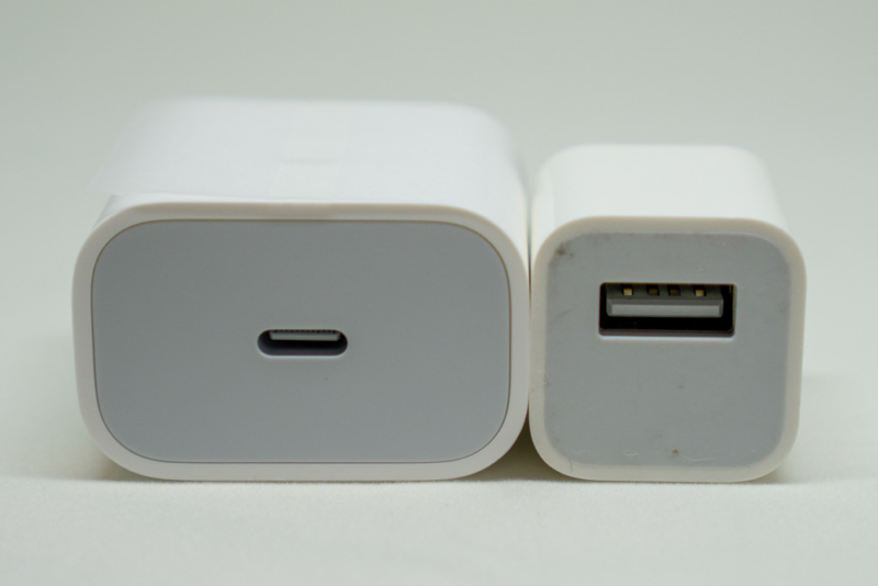 左:18W USB-C電源アダプタ 右:5W USB電源アダプタ