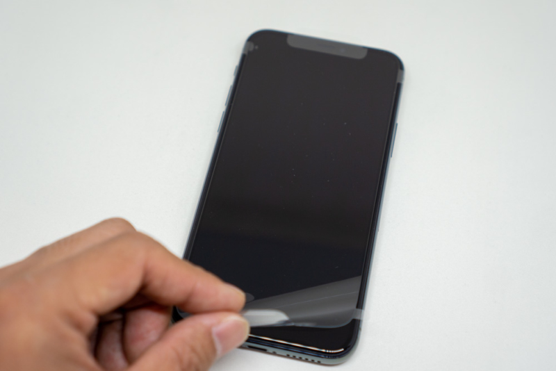 iPhone 11 Proの外装フィルムを剥がす