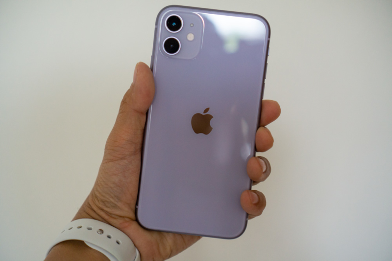 iPhone 11 の背面はツルツルテカテカ