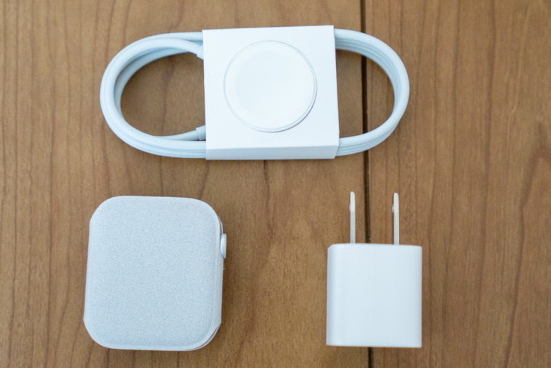 同梱品はlightningケーブルと5WのUSB充電器