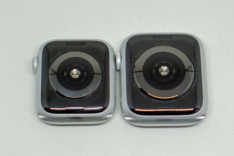 左:Series 4 40mmケース右:Series 5 44mmケース