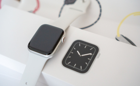 Apple Watchの充電器は純正の磁気充電ケーブルとモバイルバッテリーがおすすめ。外出先での充電方法を紹介 | アナザーディメンション
