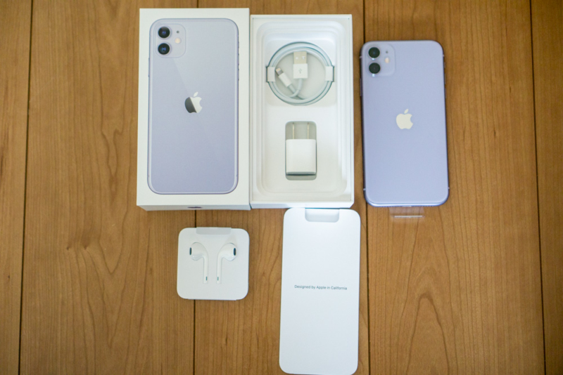さらにめくるとイヤホンと充電器が登場