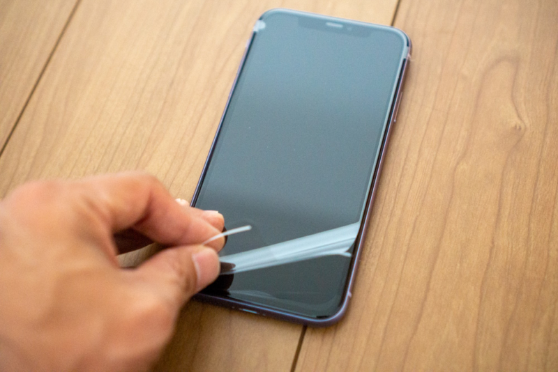 iPhone 11のフィルムを剥がす