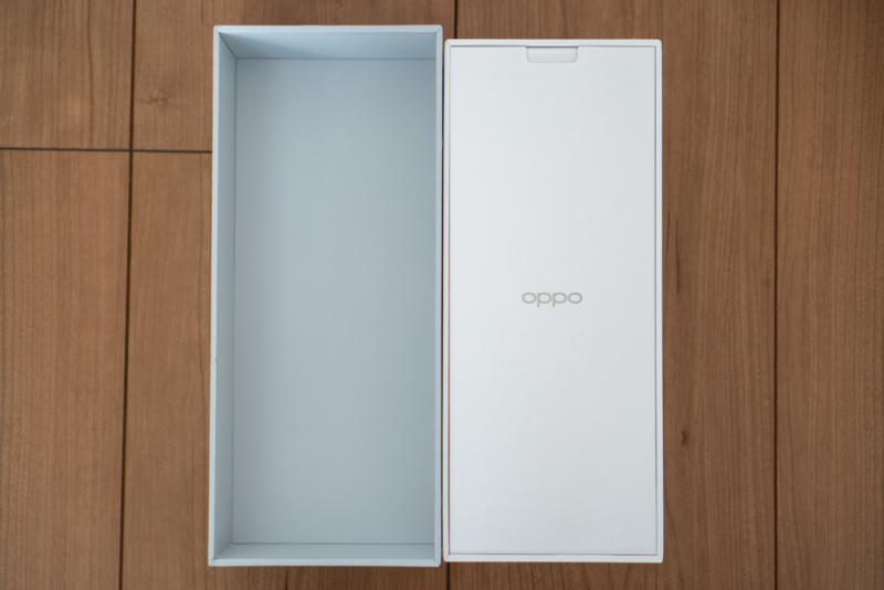 OPPO「Reno A」蓋を開封
