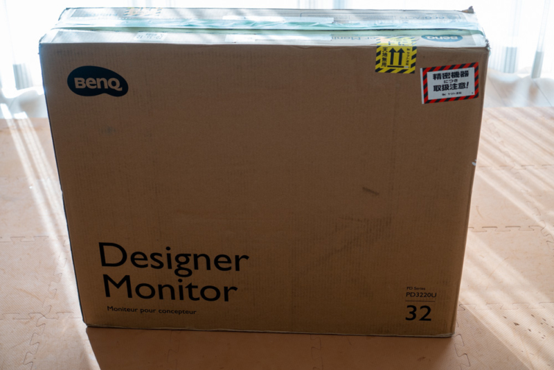 BenQ「デザイナーモニターPD3220U」の巨大な箱