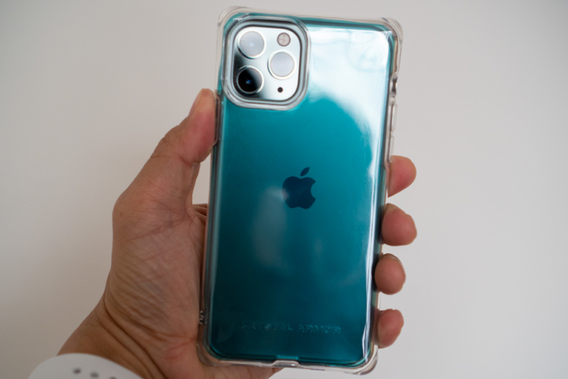 「CRYSTAL AQUA」を手に持った状態