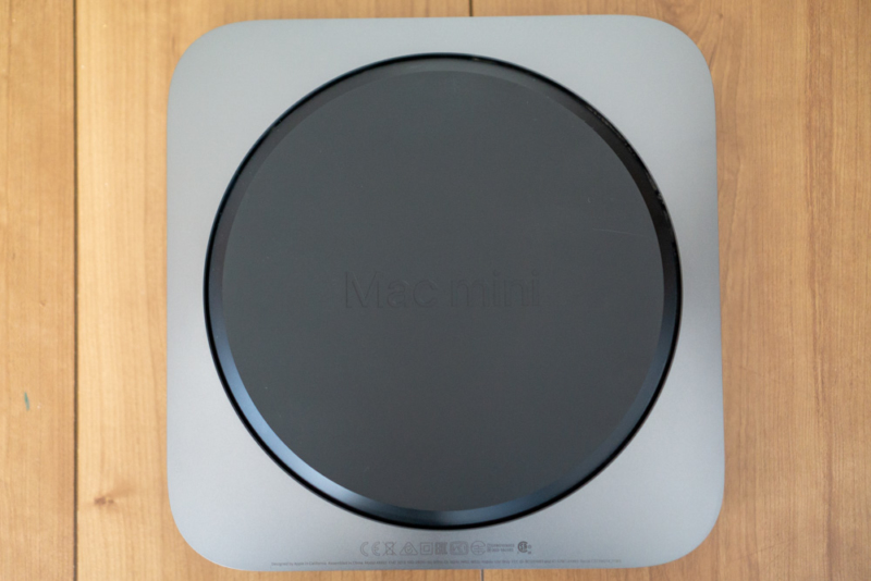 本体裏面はMac miniの刻印