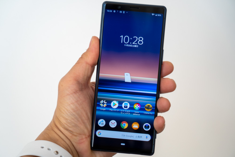 Xperia 5を手に持った状態