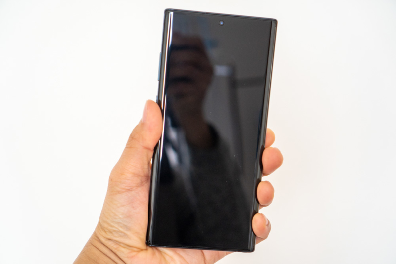 Galaxy Note10+手に持った状態
