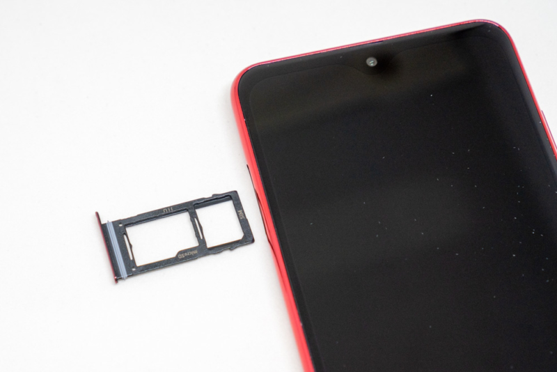 SIMカードスロットはmicroSDと共用