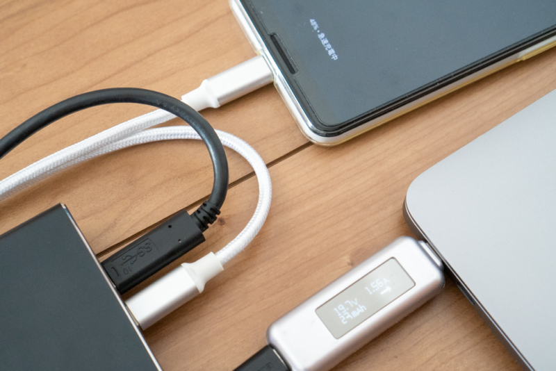 MacBook AirとPixel 3を同時充電