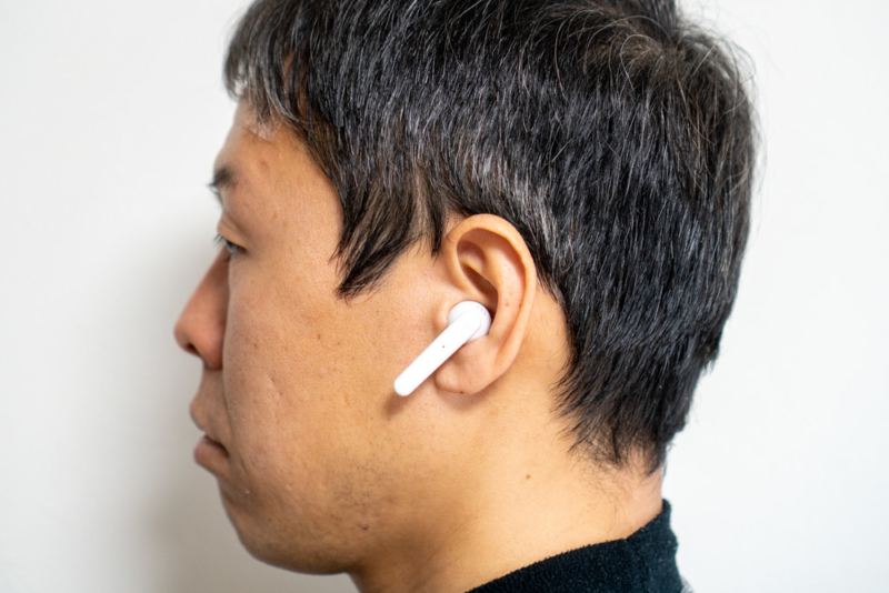 urbnaista PARIS True Wirelessを装着した状態