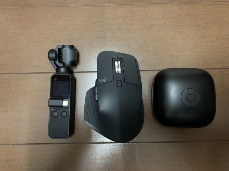 似たような持ち運びガジェットと比べても大きい