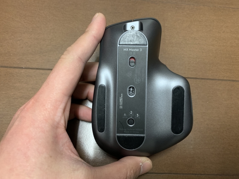 「Easy Switch」が背面にあるので頻繁な端末切り替えには不向き