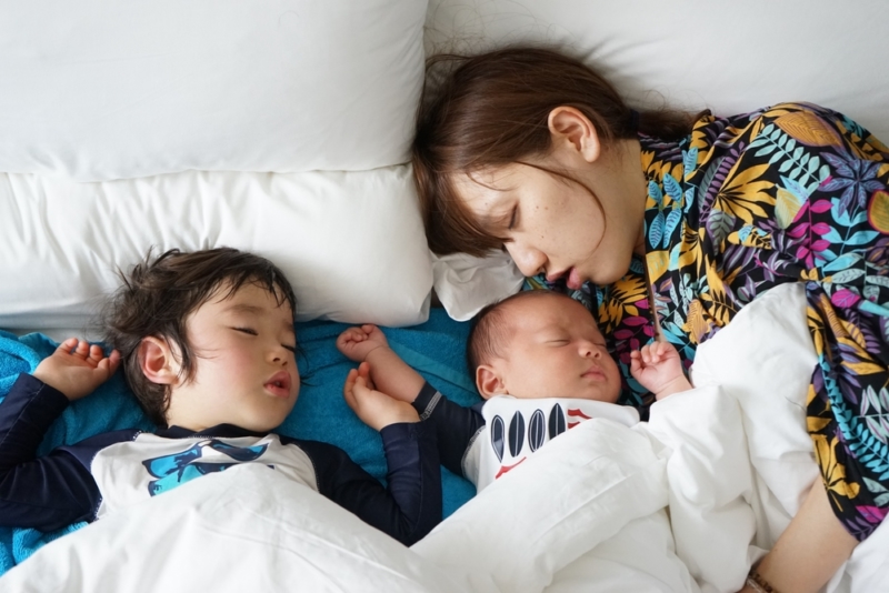 眠る親子