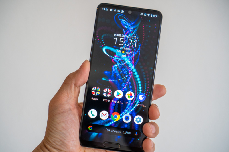 AQUOS R5Gを手に持った状態