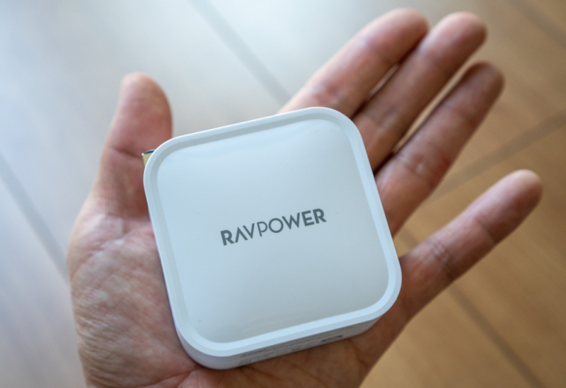 コンパクトさが魅力のRAVPower「90W USB-C充電器 RP-PC128」