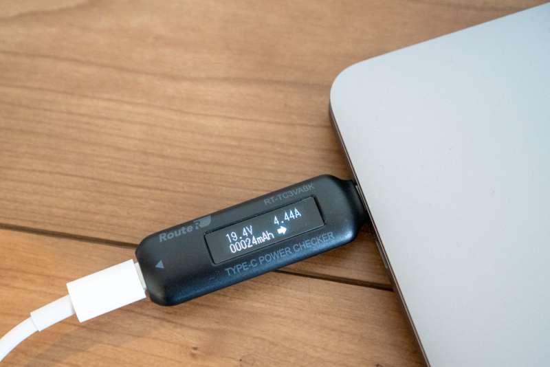 MacBook Pro 16インチを充電