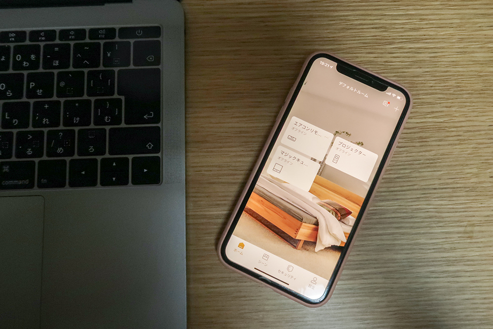 アプリ「Home Mate」のホーム画面とパソコン