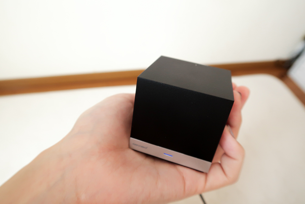 「Magic Cube CT-10」を手に持った写真