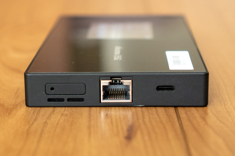 EthernetとUSBポート
