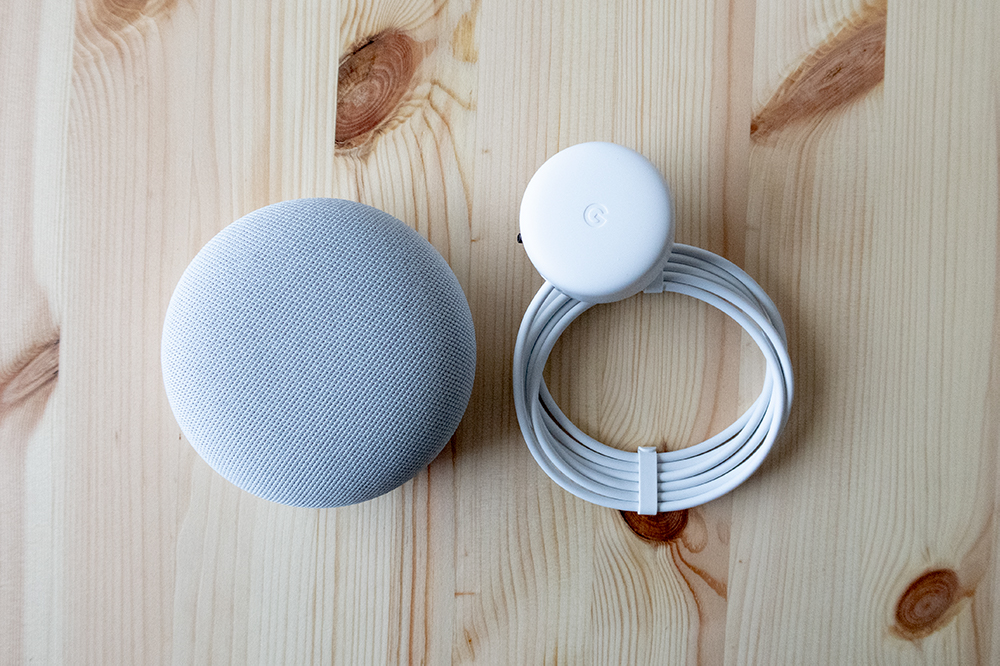 Google Nest Miniと電源アダプターの写真