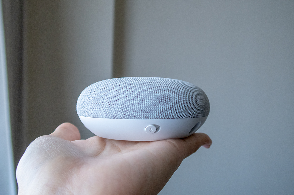 Google Nest Miniを手に乗せている写真