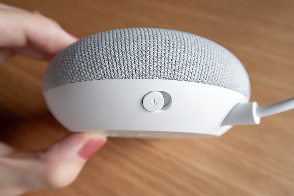 Google Nest Miniのマイクスイッチの写真