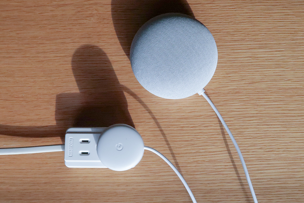 Google Nest Miniとコンセントの写真