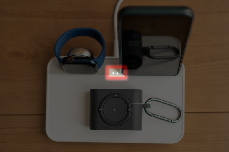 マットで充電すると左側のLEDが点灯