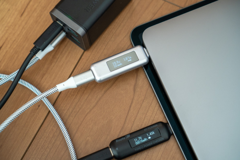 MacBook AirとiPad Proを充電