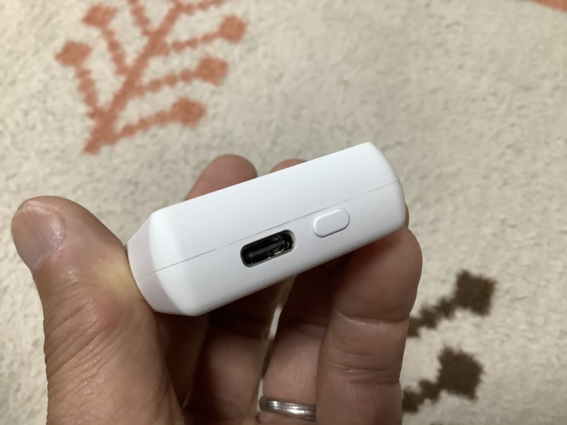 電源ボタン、USB-C