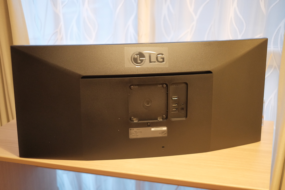 LG「34WL75C」曲面ウルトラワイドディスプレイ 裏面