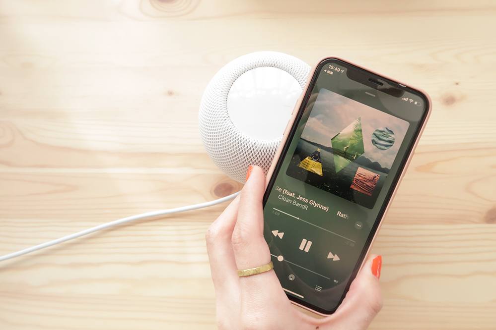 HomePod miniにiPhoneをかざす