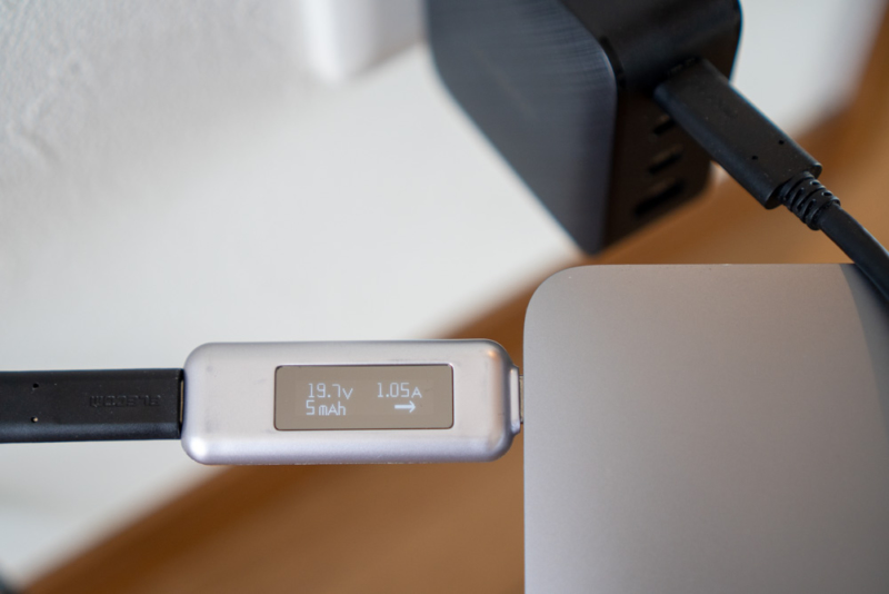 MacBook Airを充電