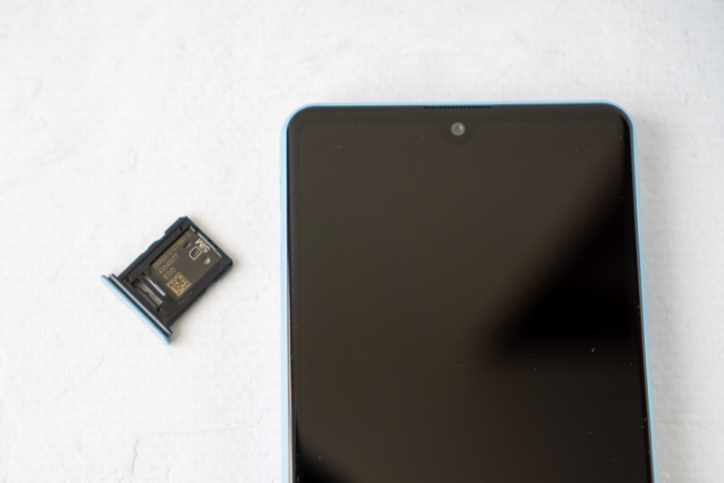 SIMとSDカードの共用スロット