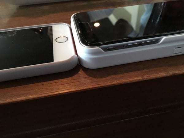 iPhone 6s用シリコンケースとの比較。やはり分厚い