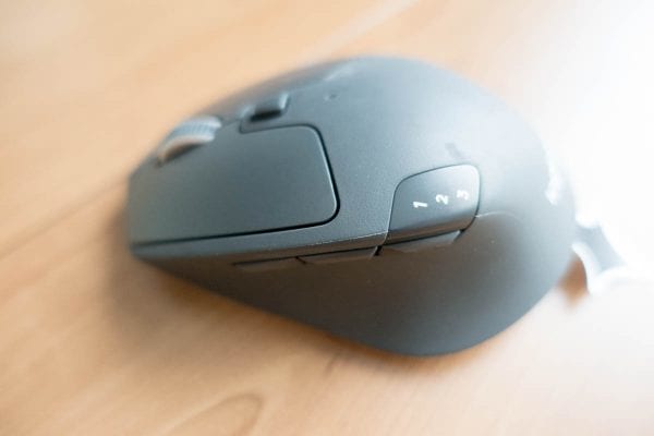 多機能マウスの定番とも言える機能ボタンと、デバイス切替ボタン