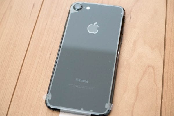 iPhone 7ジェットブラックの裏面（フィルム付き）
