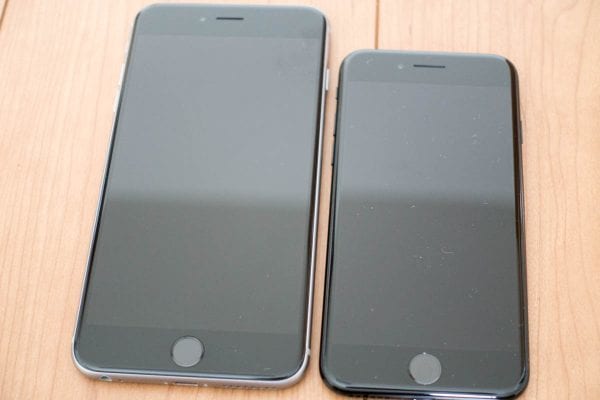 左がiPhone 6s Plus、右がiPhone 7