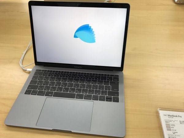 店頭モデルのMacBook Pro(Early 2016)