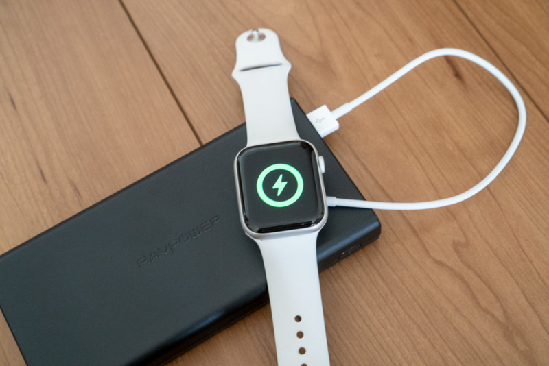 Apple Watchはモバイルバッテリーと純正磁気充電ケーブルで充電