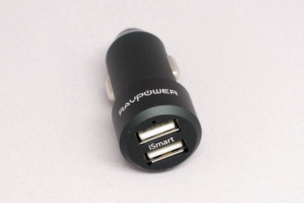 USBポートを2基搭載して使いやすいカーチャージャー