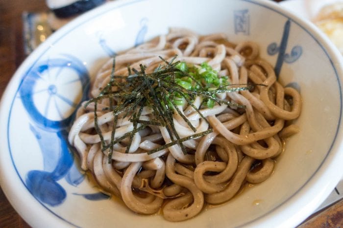 一見そばのように見える小豆を練り込んだ「うどん」