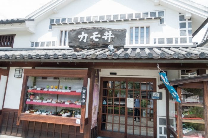 白壁の外観