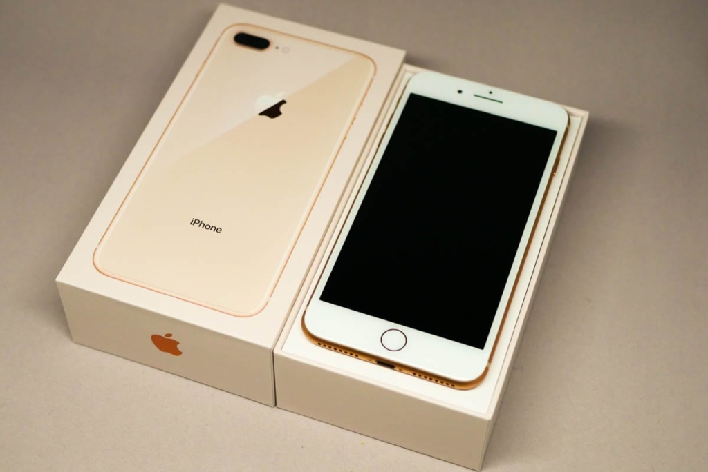 iPhone 8 Plusと化粧箱