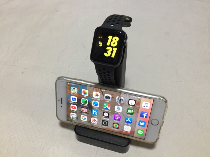 Apple WatchとiPhoneを１つのACコンセントで充電出来ます